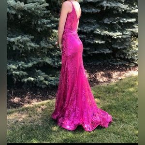 Size SMALL. Worn only once. The train was held, so it barely touched the ground.